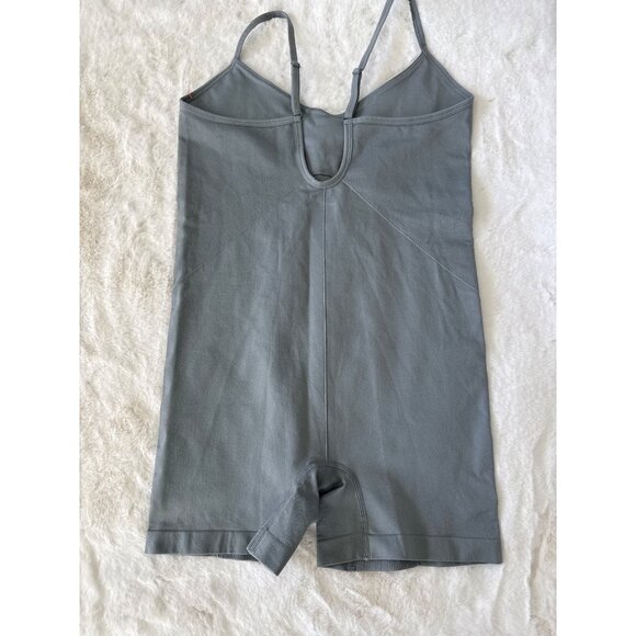 Colsie Grey sculpted seamless romper, size Large New - Picture 4 of 5